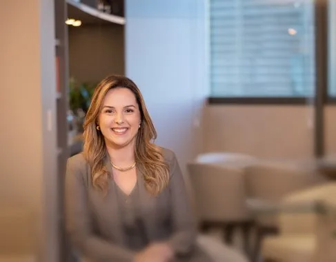 Dra. Thacira Dantas no consultório